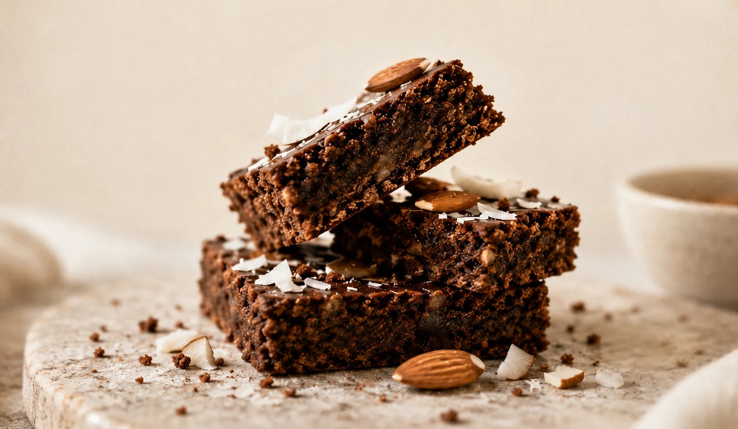 Pastel saludable preparado con harina de almendra y coco sin gluten